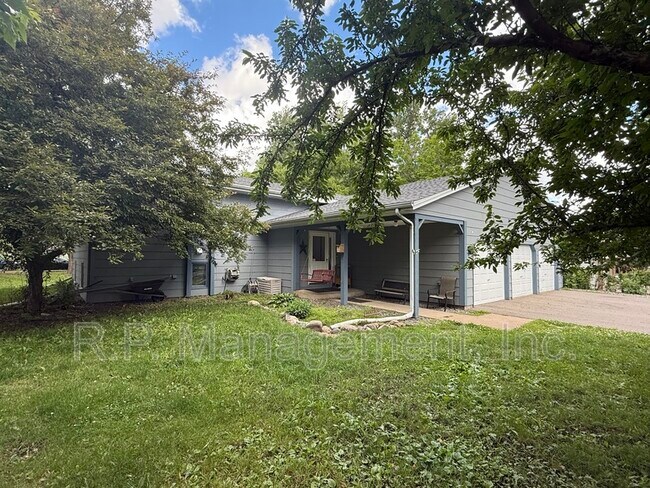 Foto del edificio - 555 Lake Cove Ct