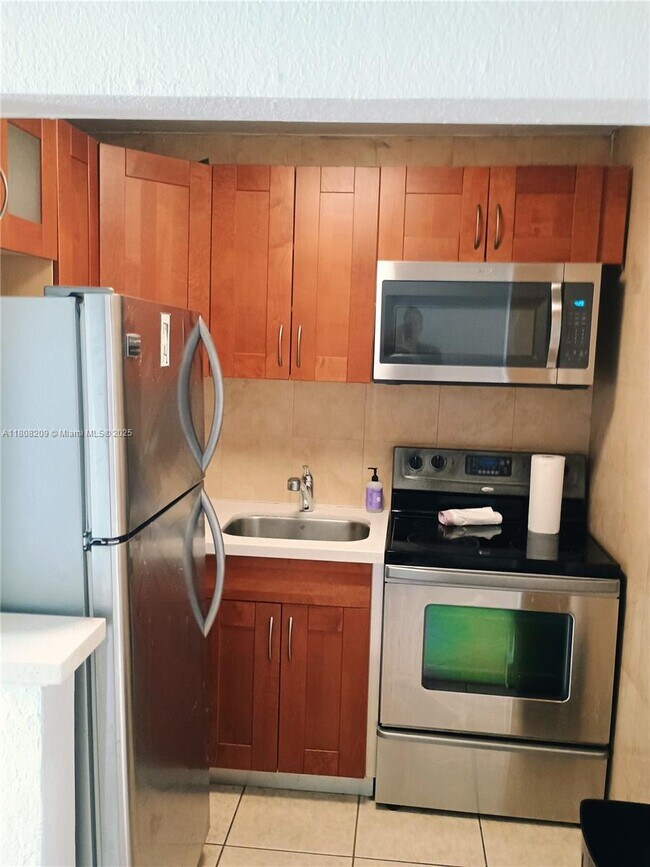 Foto del edificio - 7904 West Dr