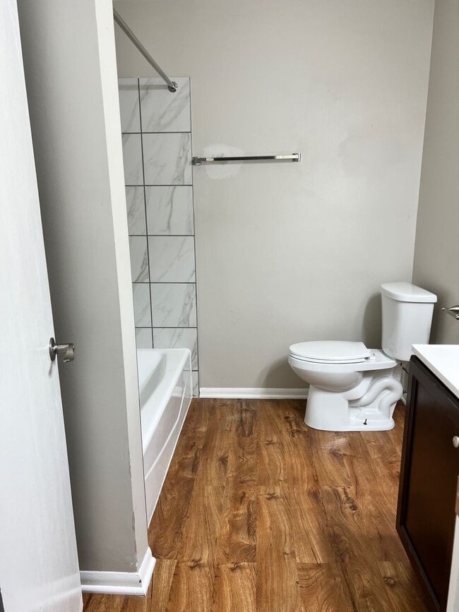 Building Photo - Charming Two-Bedroom Two Bathroom Apartment in Prime Chesterton Location!