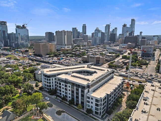 Foto del edificio - 800 Embassy Dr