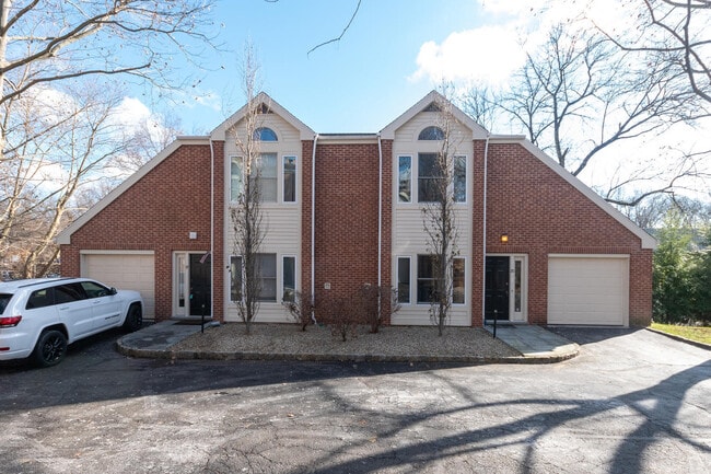 Building Photo - 20 Pine Brook Ln