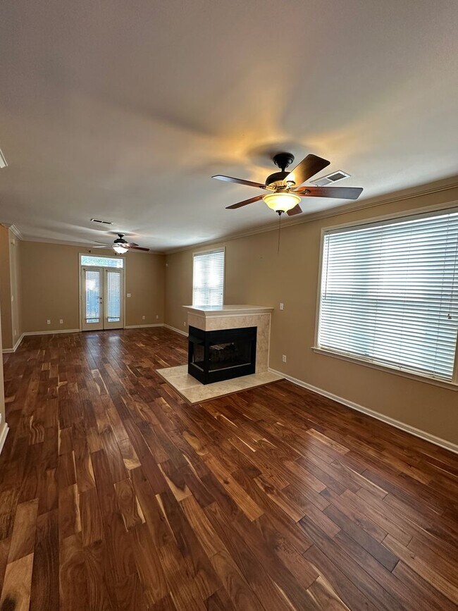 Foto del edificio - Beautiful 3br/2.5ba home in Harbor Town! Balcony off Primary Bedroom! Pets are owners approval, f...