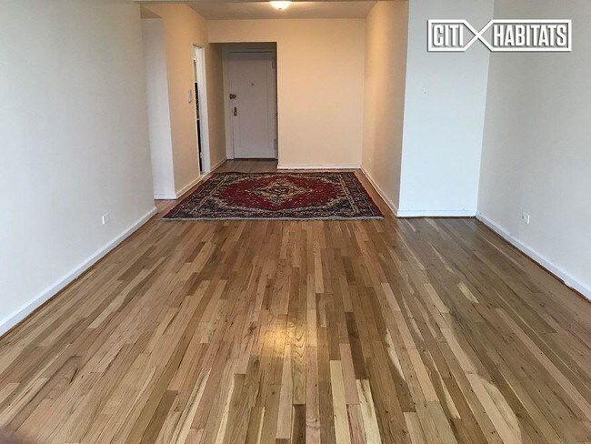 Foto del edificio - 6393 Woodhaven Blvd