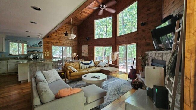 Building Photo - 112 Warpaint Ln