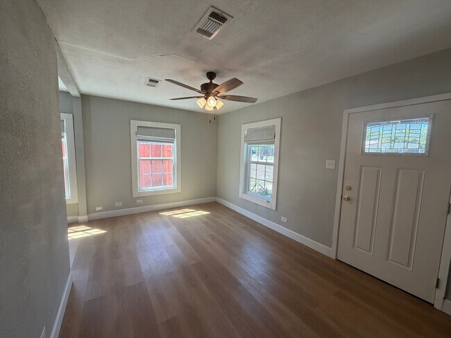 Foto del edificio - Charming 2 Bed / 1 Bath – Newly Remodeled with Bonus Space!