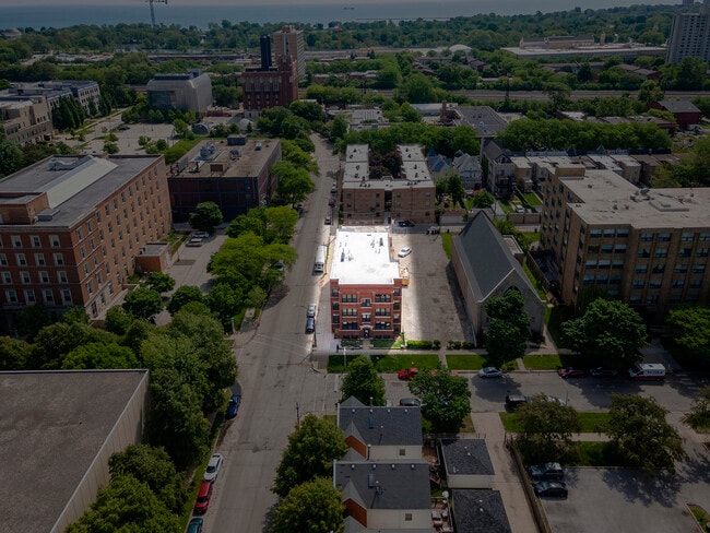 Building Photo - 6103 S Kenwood Ave