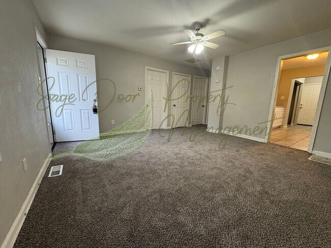 Foto del edificio - UPSTAIRS LOFT SPACE!!!