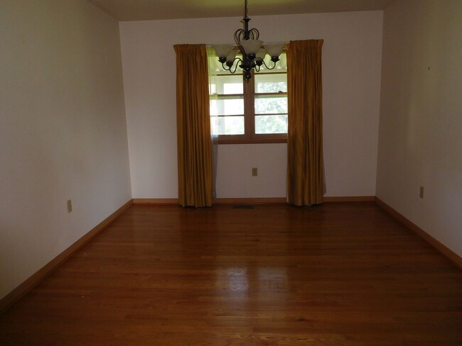 Building Photo - 9083 Meadowbrook Circle