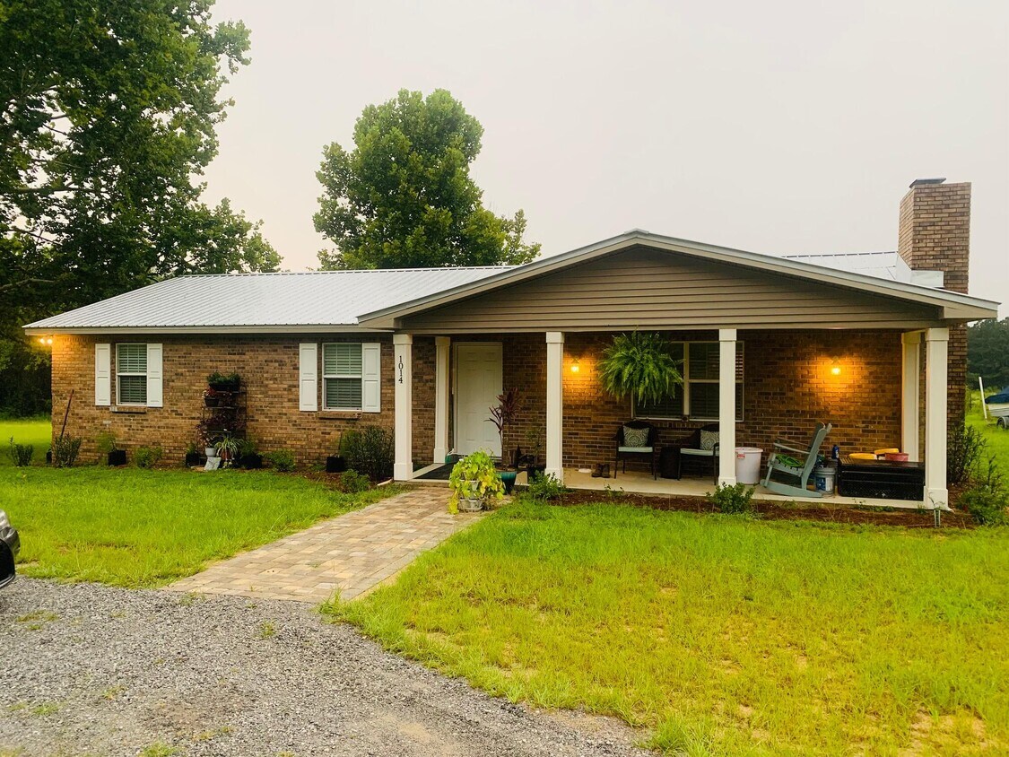 1014 E Indian Creek Ranch Rd, DeFuniak Springs, FL 32435 House for