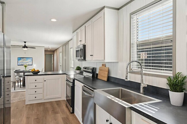 Foto del edificio - 1800 Oak Grove Rd E