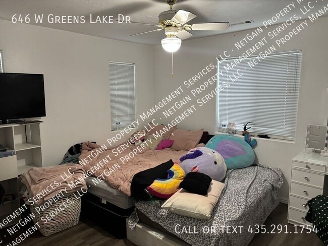 Building Photo - 646 W Greens Lake Dr