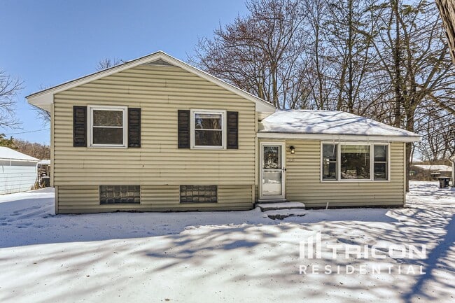 Building Photo - 7755 Eastwood Rd