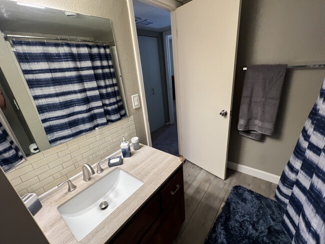 Upstairs bath - 602 N Easy St