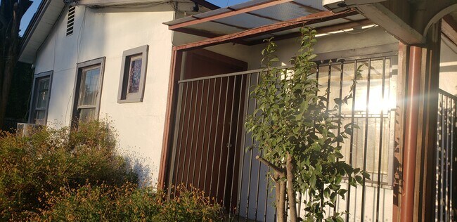 Building Photo - S. Visalia Pkwy