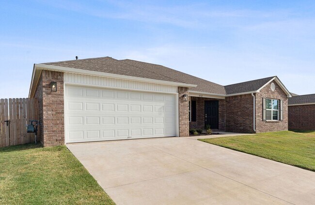 Building Photo - NEW PRICE! MOVE IN READY! 4 bed/ 2 bath at...