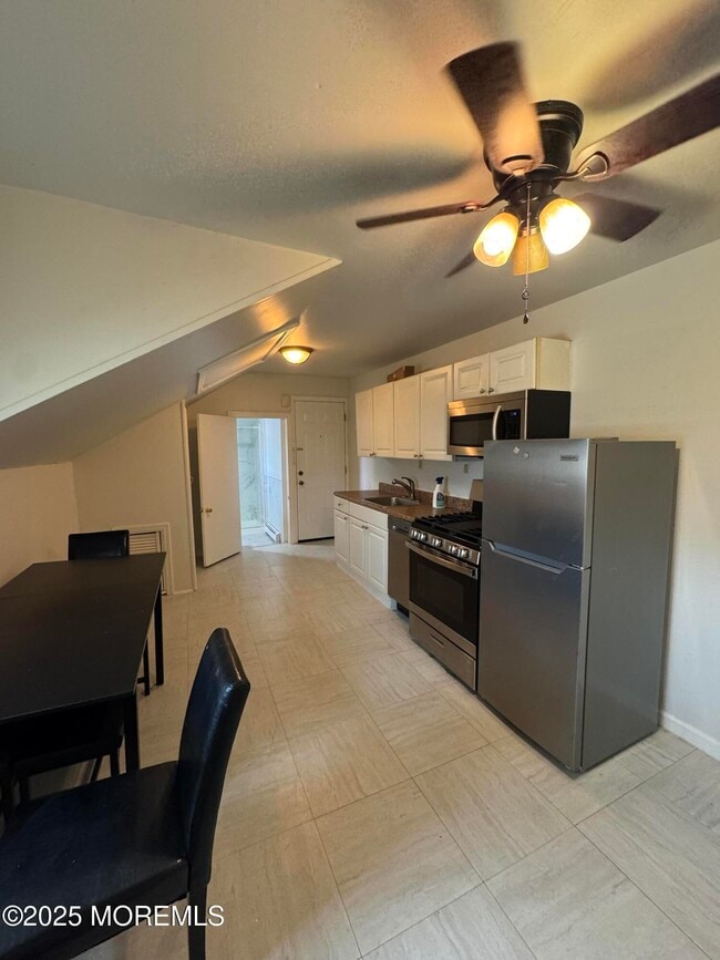 Building Photo - 172 Carr Ave