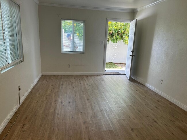 Building Photo - 1426 N Hollywood Way