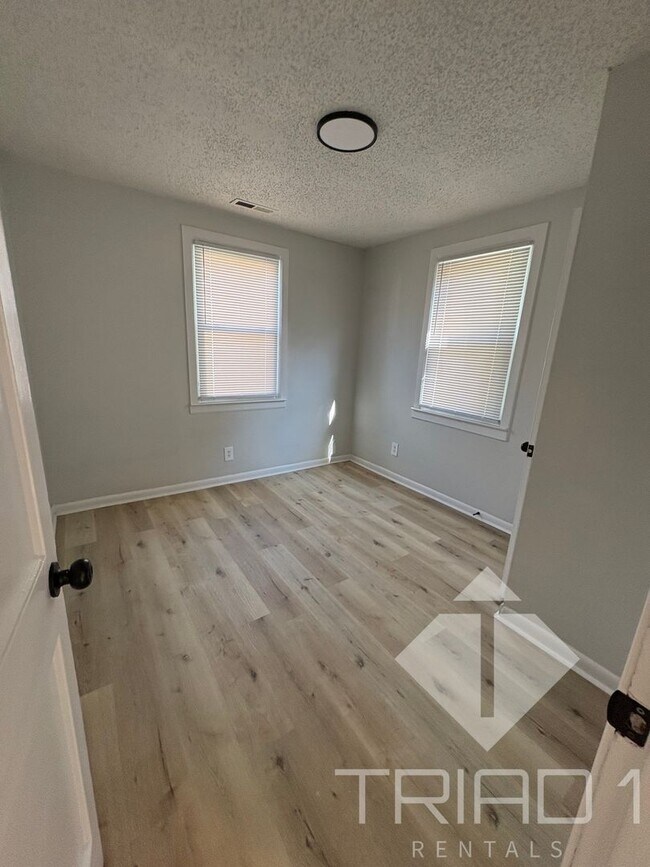 Building Photo - Charming 2-Bedroom Home in a Great Locatio...