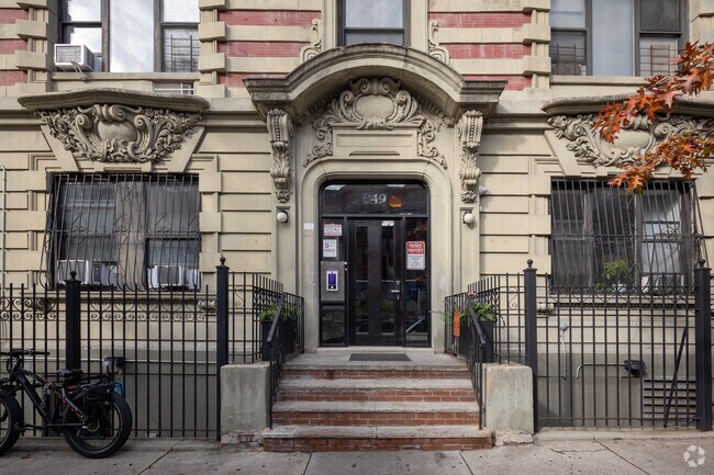 Entrada - 849 St Nicholas Pl