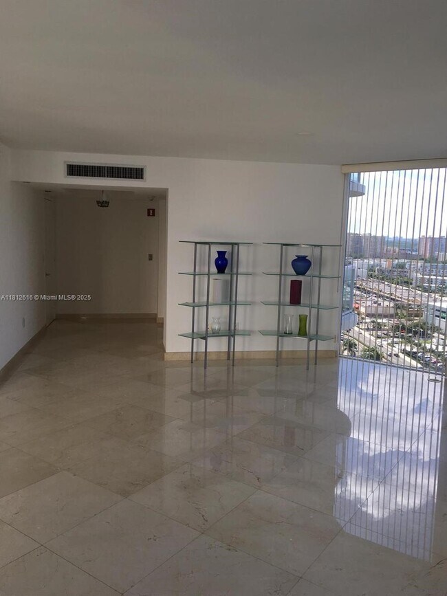 Foto del edificio - 18671 Collins Ave