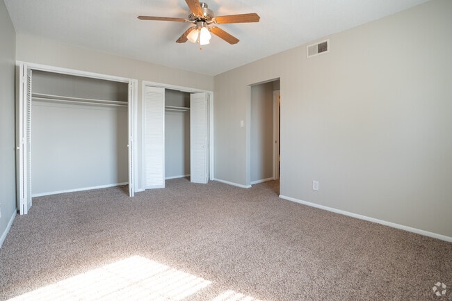 2BR, 2BA 950SF Bedroom - Homewood Heights