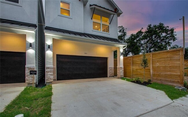 Stunning 3 Bedroom Townhome! - Stunning 3 Bedroom Townhome!