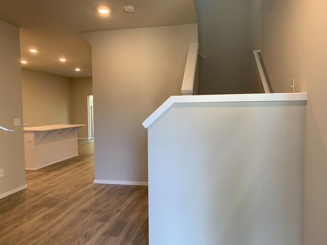 Building Photo - Gorgeous  4 Bed 2.5 Bath Home in Camas! Union School District! Laminate Floors Throughout Main! S...