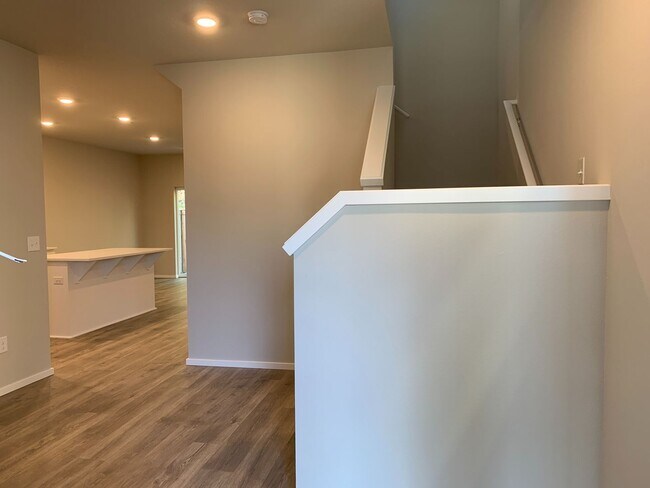 Foto del edificio - Gorgeous  4 Bed 2.5 Bath Home in Camas! Union School District! Laminate Floors Throughout Main! S...