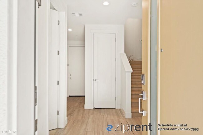 Building Photo - 3 br, 3 bath Townhome - 218 Proximity Way,...