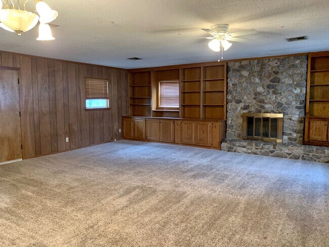 Building Photo - 4 Bedroom 2 Bath Home in Midwest City