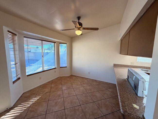 Foto del edificio - ? Spacious 3-Bedroom 2-Bathroom Chandler Home with Vaulted Ceilings and Large Yard
