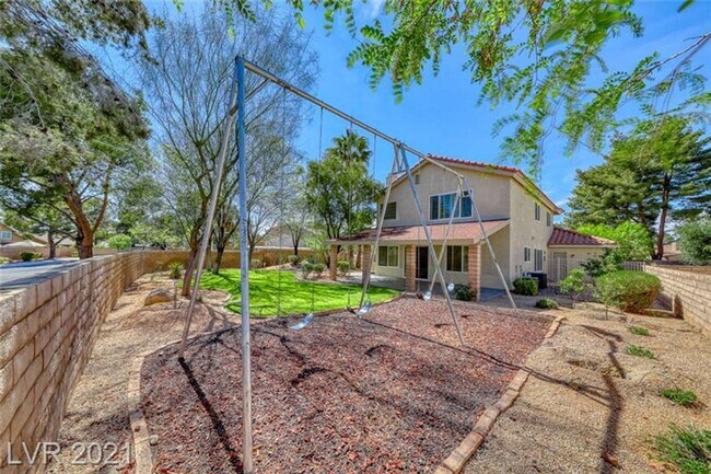 Foto del edificio - Gorgeous 4 bedroom home with large corner ...