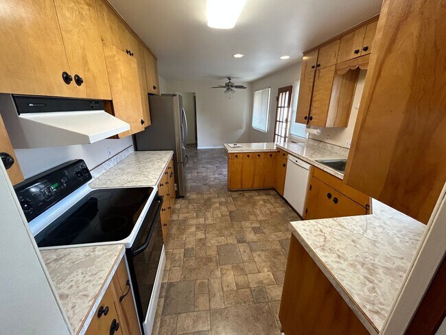 Foto del edificio - 3 Bed/2Bath + bonus room
