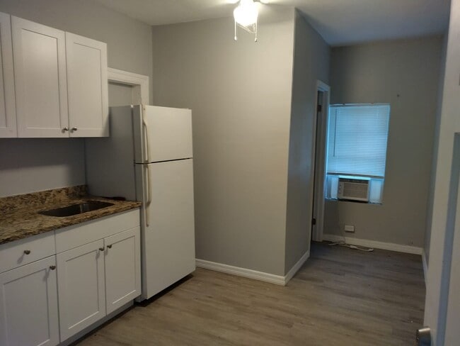 Building Photo - 705