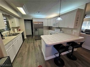 Building Photo - 203 Esther St