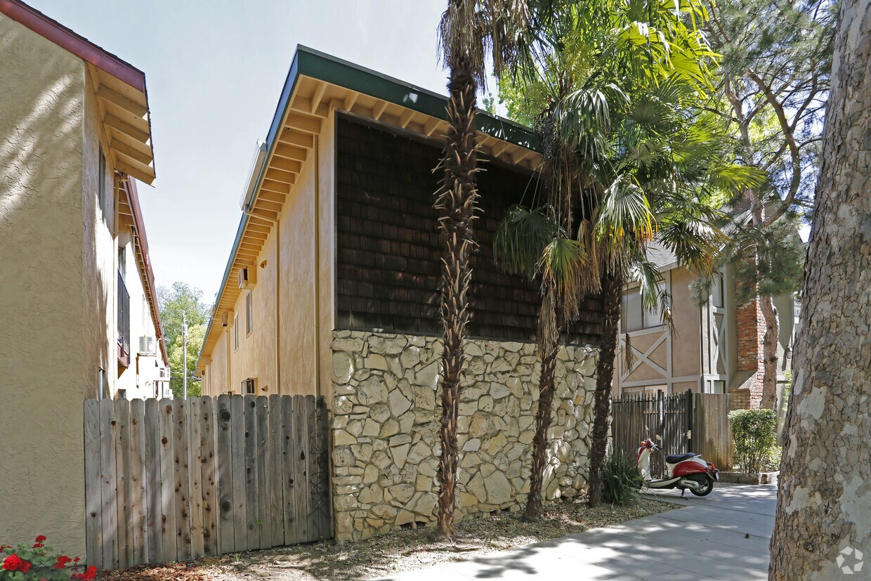 Building Photo - 2321 N
