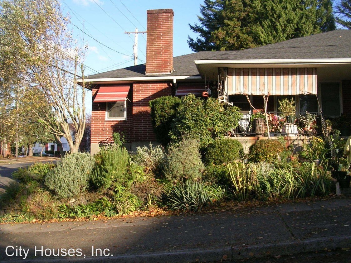 Primary Photo - 6208 NE Glisan St