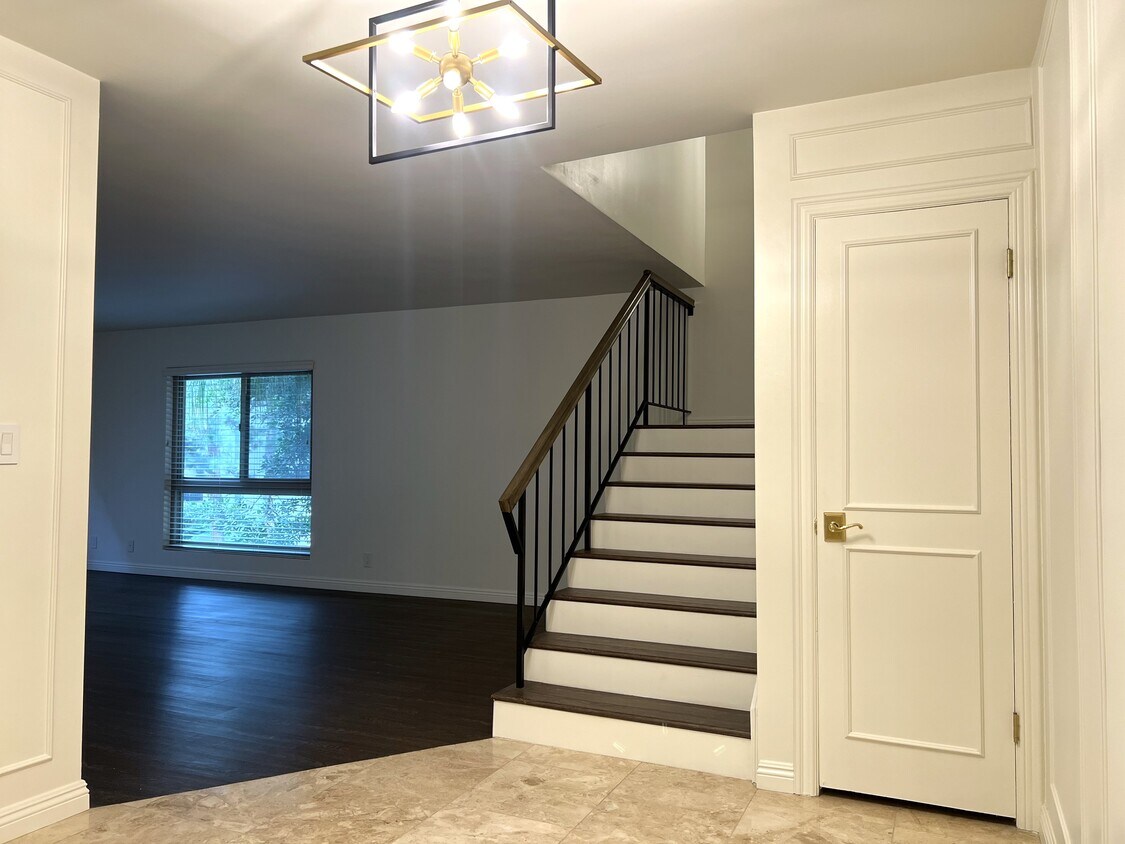 Foto principal - 6001 Canterbury Dr