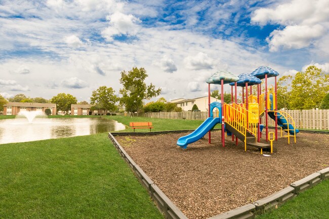 Patio de juegos - Lake Village Apartments