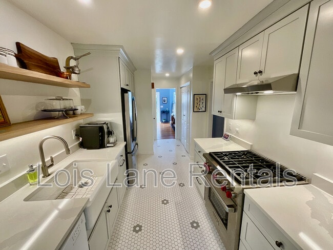 Building Photo - 190 Queen St