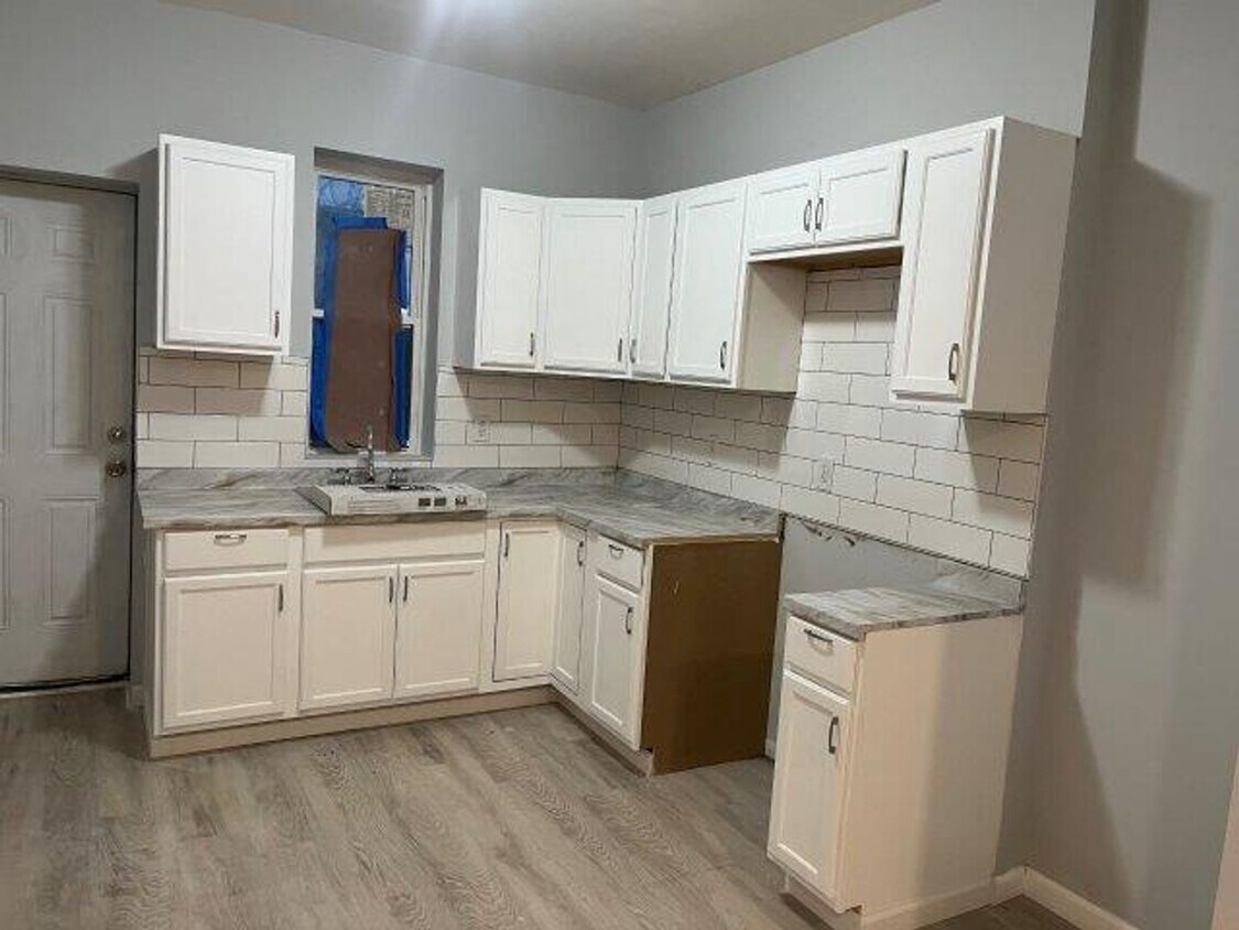 Primary Photo - Stunning Renovated 3 Bedroom home, great l...