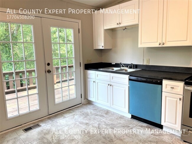 Building Photo - 2 Bedroom Duplex - Great Location near Lak...