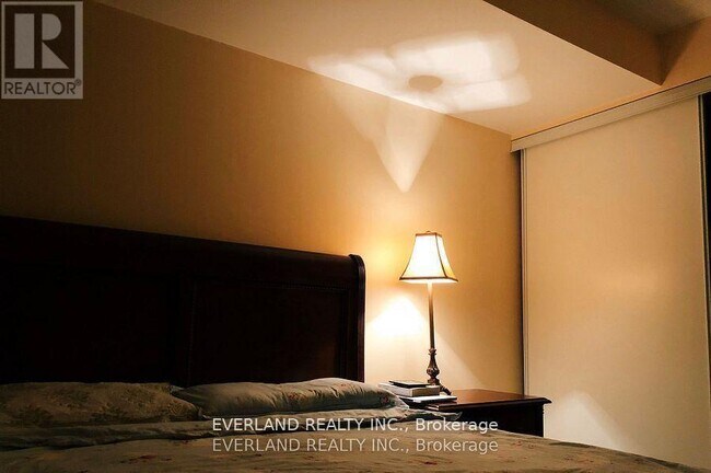 Building Photo - 887 Bay St.