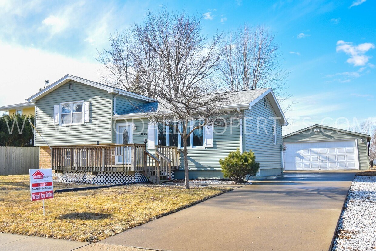 Primary Photo - Move in special** 5 Bedroom Split Level Ho...