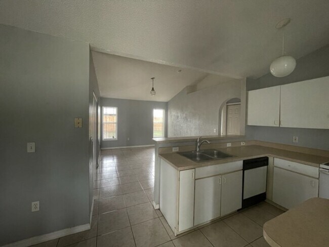 Building Photo - 3/2 in Poinciana for Rent