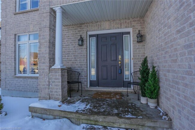 Photo du bâtiment - Stunning Masonville Executive Home * 4 Bdrm * 3.5 Bath * FENCED YARD *