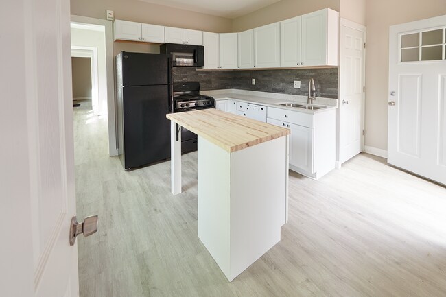 Amplia cocina comedor con todos los electrodomésticos nuevos, incluidos lavavajillas y triturador de basura. - 2354 Victor St