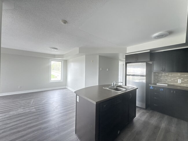 Building Photo - 321 Cresthaven Dr