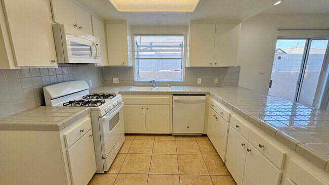 Foto del edificio - 4321-23 W. 166TH ST.