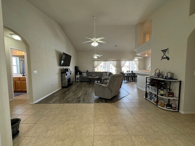 Foto del edificio - 3BR Furnished Luxury Home in Los Lagos Uti...